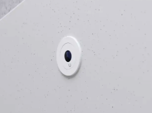 Mise en place de caméras de surveillance discrète dans un grand hôtel parisien.